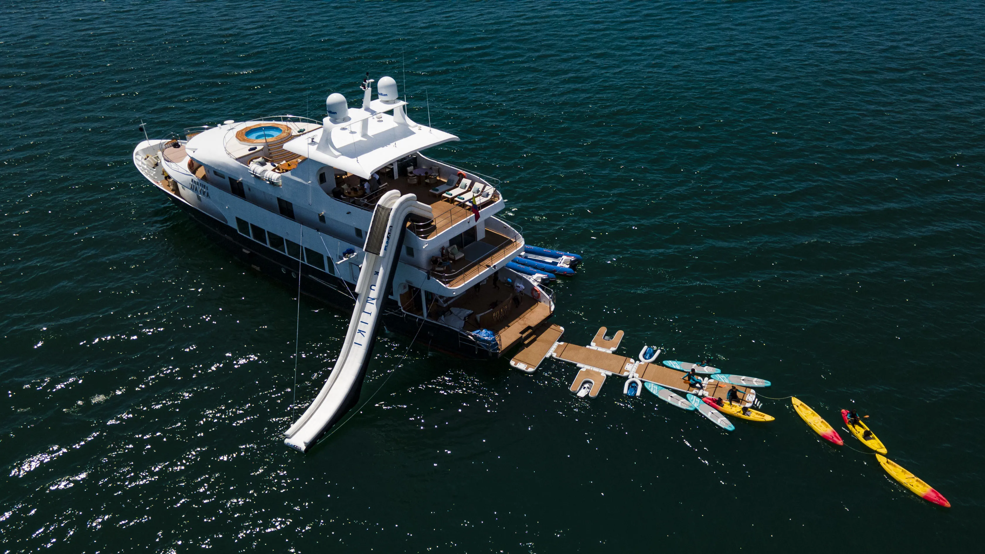 Panoramic-luxury-yatch-view-kayaks