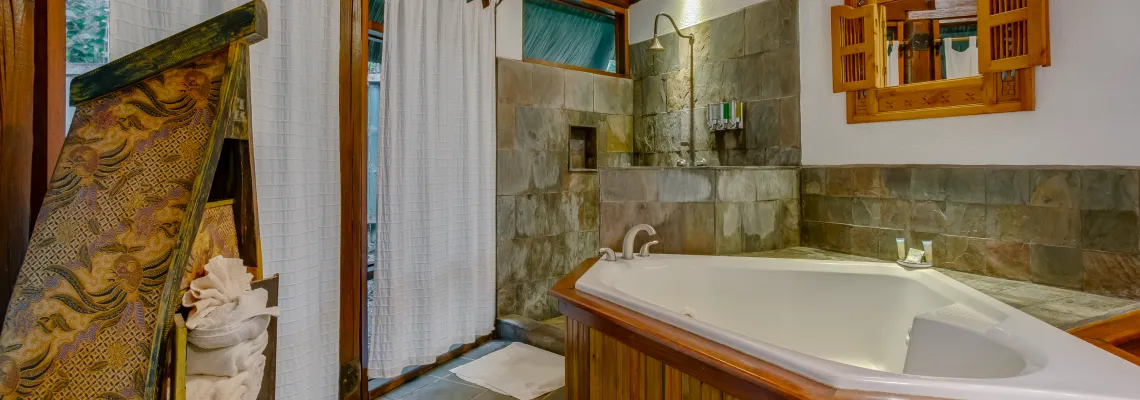 Bathroom decor at Cha Ckreek Lodge