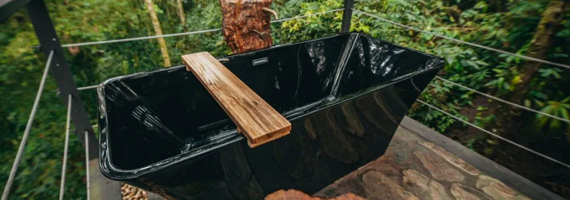 Exterior tub - Travel Pioneers